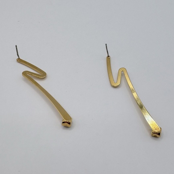 VINTAGE Gold-Tone Crystal Zig Zag Earrings - Picture 9 of 11